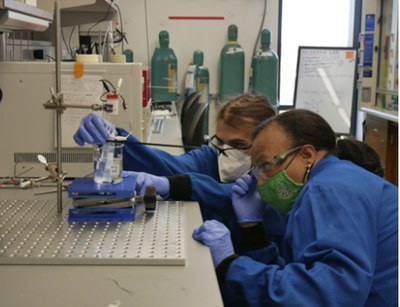 Kristina Bradford, teacher at Eastview High School in Austin, TX  and Joel Graves, her graduate mentor at UTA, conduct an experiment in Professor Joaquin Resasco’s lab.